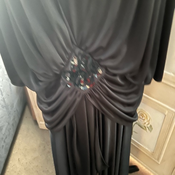 BLACK FORMAL GOWN - Picture 4 of 5